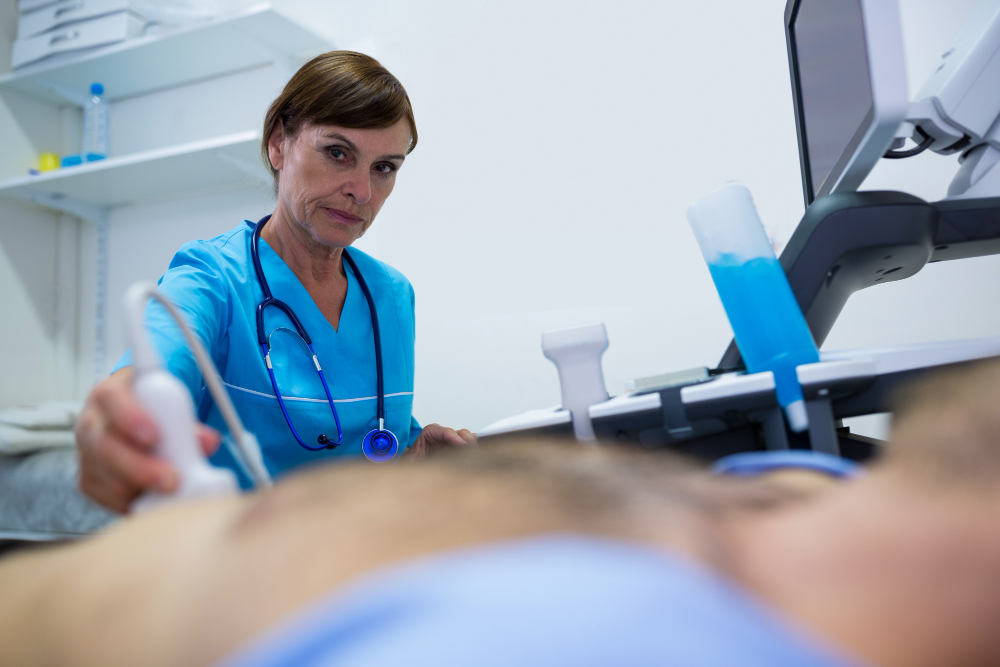(Ecografía) (Hombre haciéndose una ecografía, doctora realiza el ultrasonido) 

