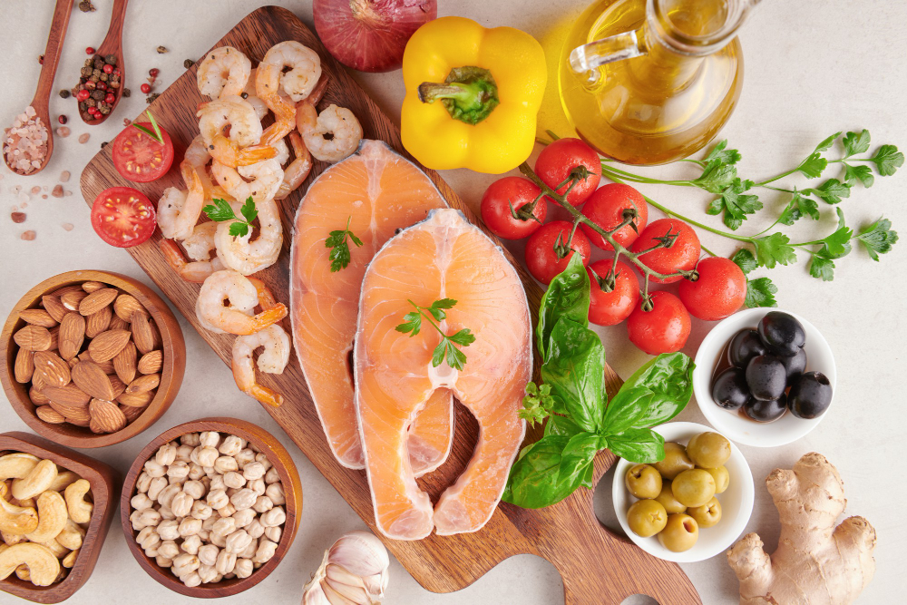(Vitamina D) (se muestran distintos alimentos ricos en vitamina D, en recipientes de madera)

